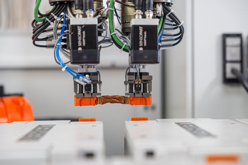 KUKA: KR CYBERTECH steckt Modulverbinder für Hochvoltbatteriepacks
